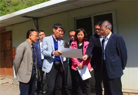 第二组公园，黄宗，解释了县政府领导人的甘薯种植区的工作计划。